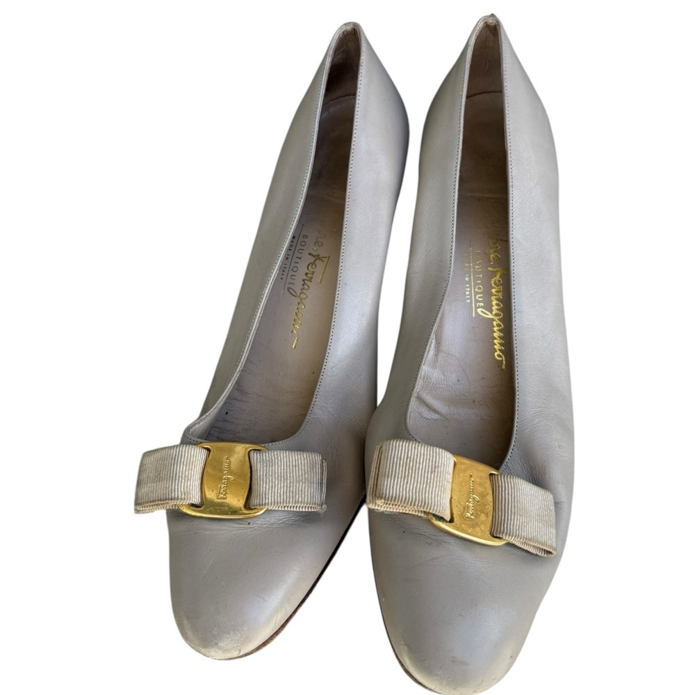 Vintage Ferragamo Elegant Cream shoes with Gold Accents